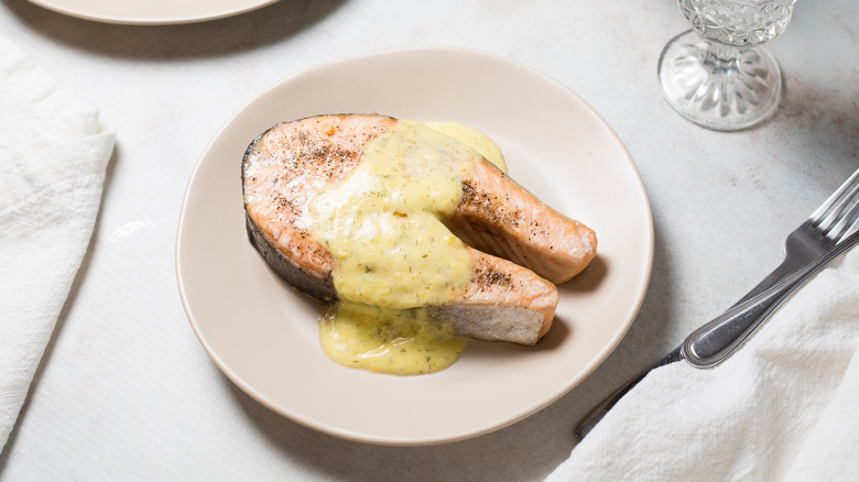 filete de salmón servido en la mesa