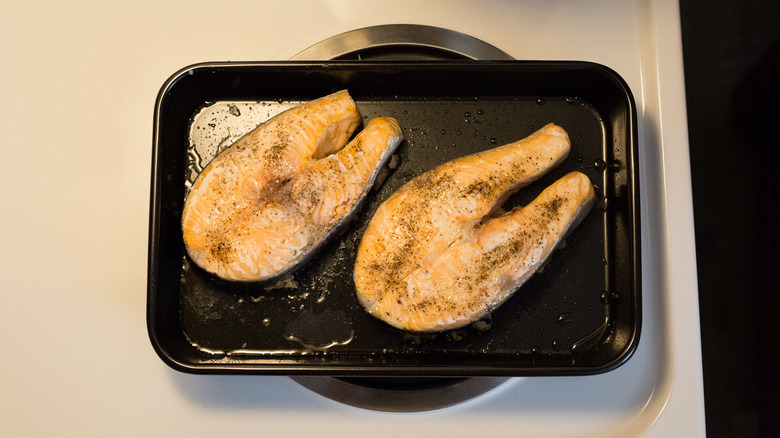 filetes de salmón al horno en sartén