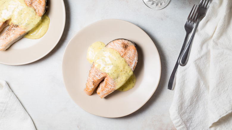 filetes de salmón servidos en la mesa