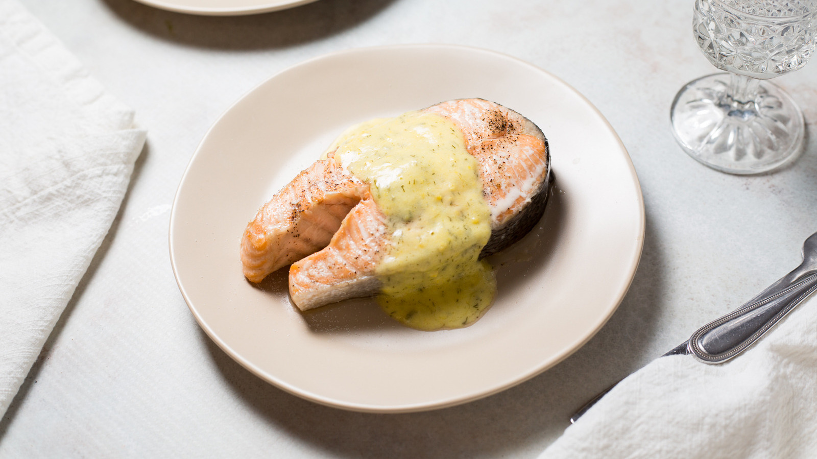 Receta de filete de salmón al horno de 5 ingredientes con salsa de limón y eneldo