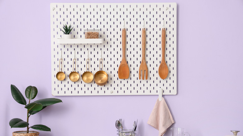 Un tablero perforado en la cocina