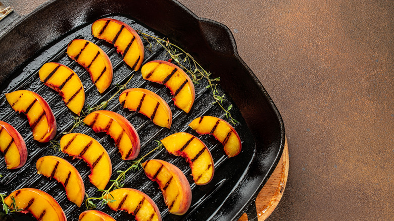 Rodajas de melocotón a la parrilla