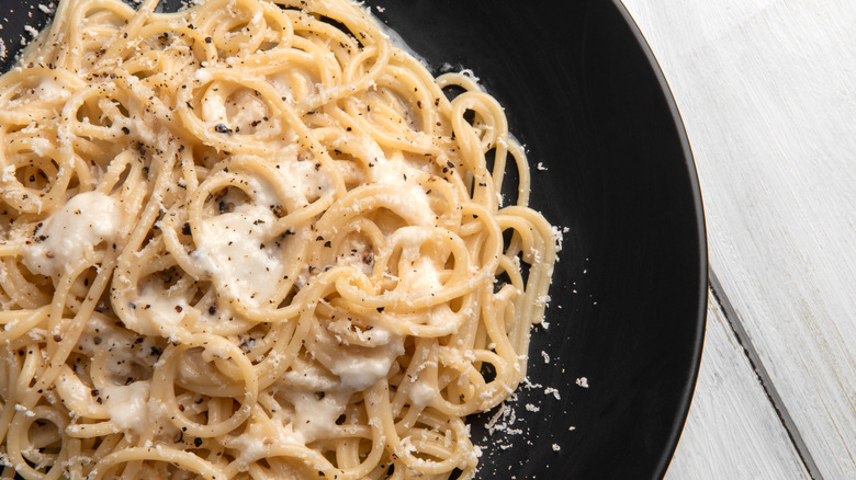 Cerca de cacio e pepe en un recipiente