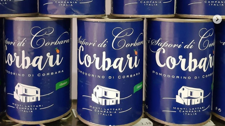 Latas de Pomodoro di Corbara Corbari apiladas en un estante