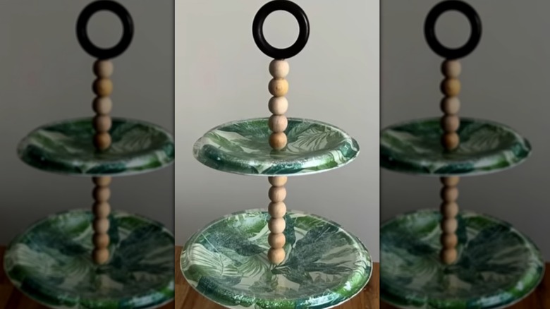 Soporte para tartas hecho con tapas de ollas.