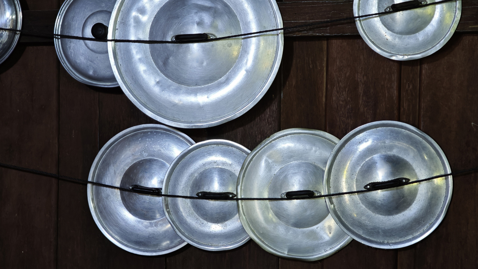 Dale nueva vida a las tapas de ollas viejas con este soporte para pasteles DIY