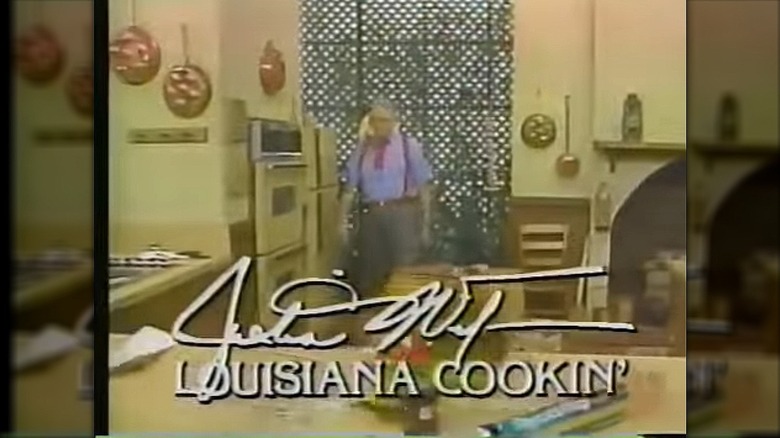 A "Cocina de Luisiana" Tarjeta de título con la firma de Justin Wilson y Wilson, con una gran pajarita roja, entrando a la cocina.