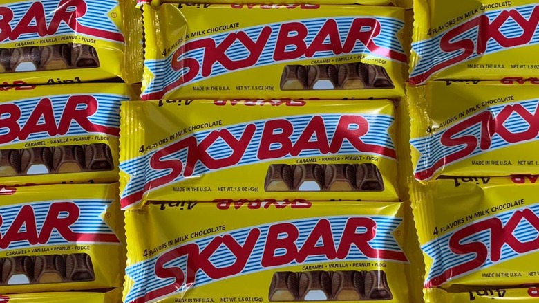 Filas de barras de chocolate Sky Bar