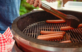 ¿Quieres hot dogs de siguiente nivel para tu comida al aire libre? Dales el tratamiento de queso asado