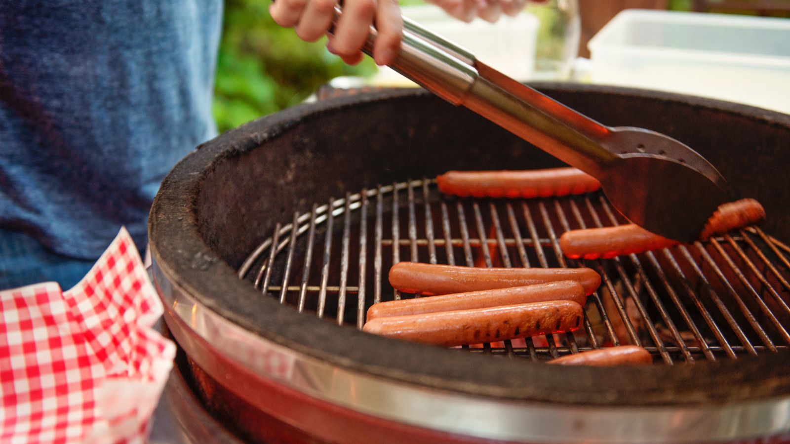 ¿Quieres hot dogs de siguiente nivel para tu comida al aire libre? Dales el tratamiento de queso asado