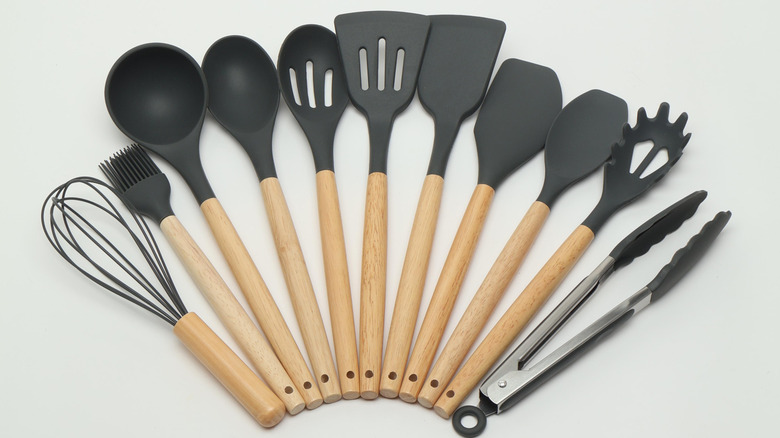 Utensilios de cocina de silicona y madera.