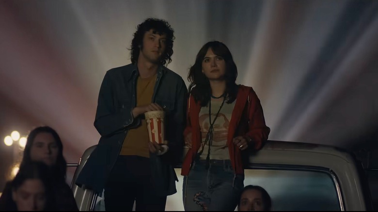Dominic Sessa como Anthony Bourdain viendo una película con Emilia Jones