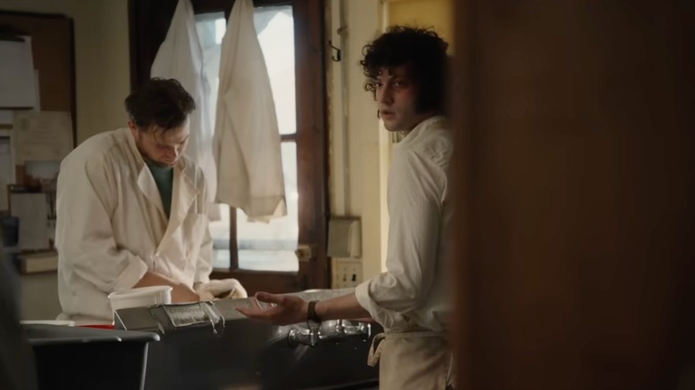 Dominic Sessa como Tony trabajando en la cocina con Leo Woodall
