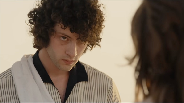 Dominic Sessa como Anthony Bourdain mirando a Emilia Jones