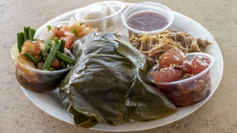 Un plato de lau lau y guarniciones.