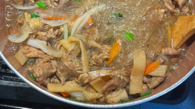 Una olla de pollo hekka