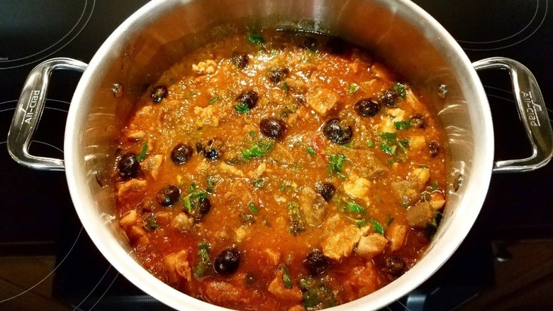 Una olla de guiso pastele
