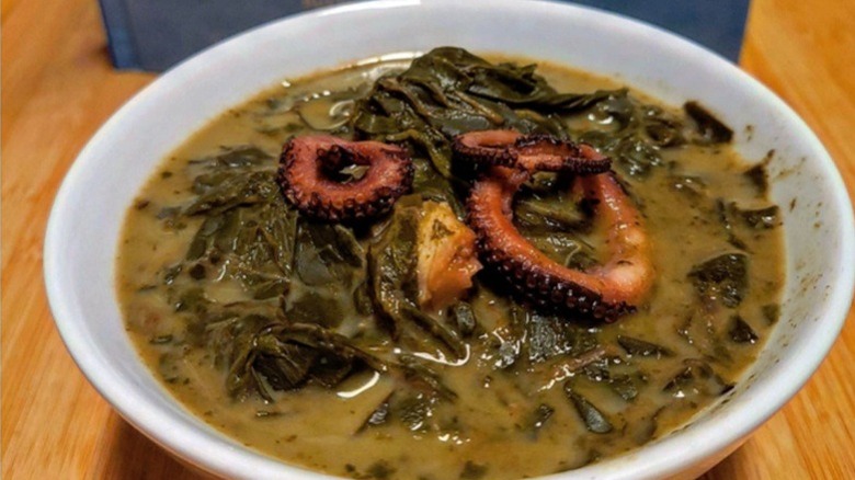 Un plato de luau de calamares