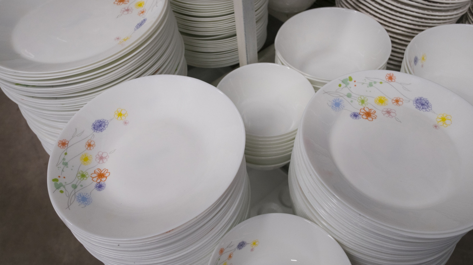 Piénselo dos veces antes de usar vajilla Corelle antigua: podría enfermarlo