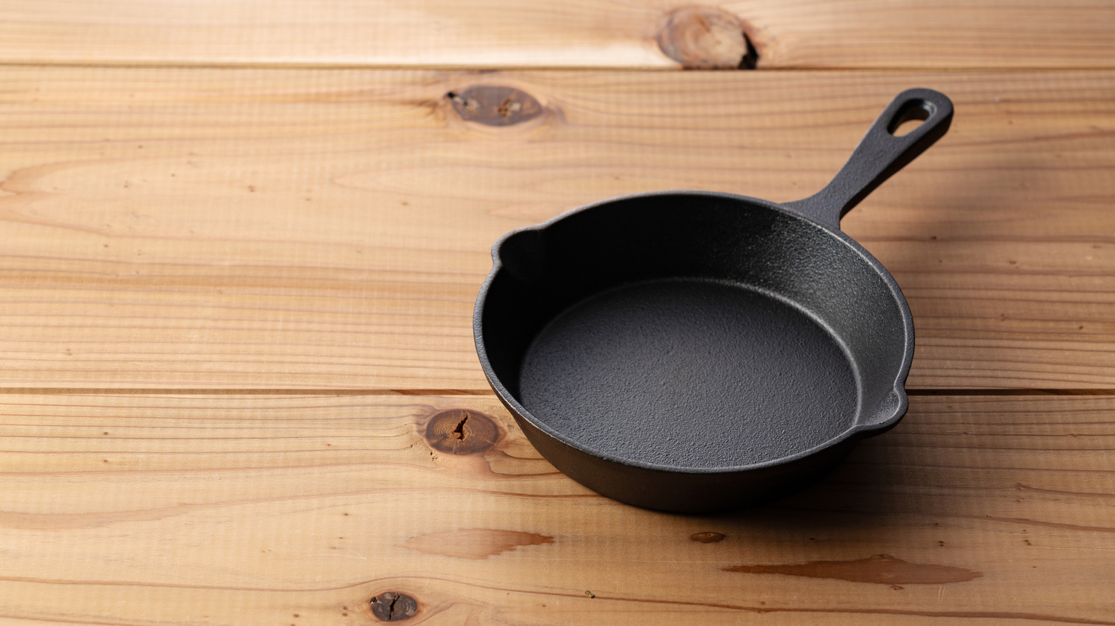 7 consejos esenciales para almacenar utensilios de cocina de hierro fundido