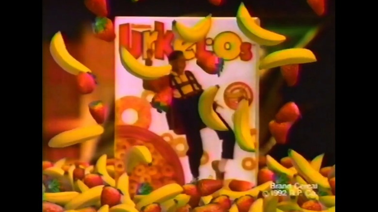 Un anuncio de Urkel-O de 1992 con fresas y plátanos CGI cayendo delante de la caja.
