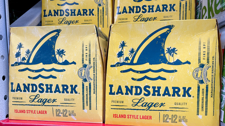 Casos de Landshark Lager en un estante