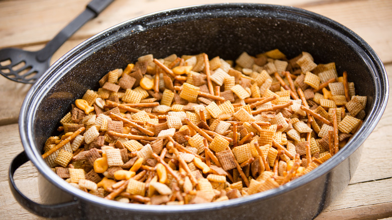 Mezcla Chex en una fuente para asar