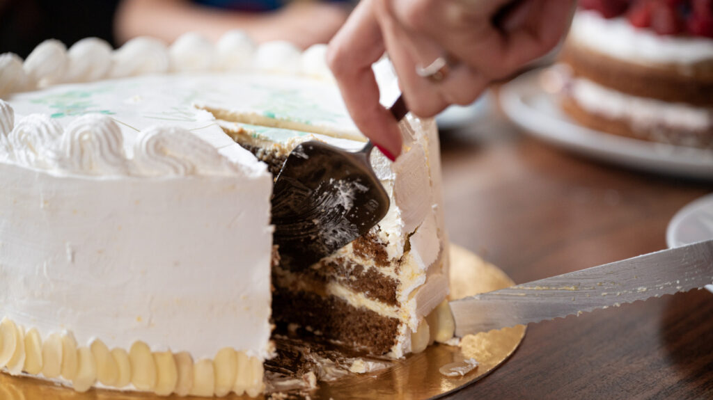 ¿Servir pastel a una multitud? Este truco garantiza que todos obtendrán una porción