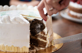 ¿Servir pastel a una multitud? Este truco garantiza que todos obtendrán una porción