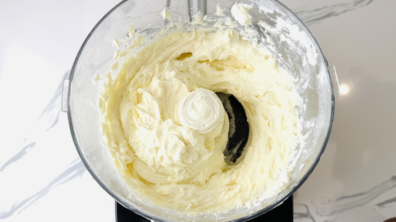 Queso crema y azúcar en procesador de alimentos