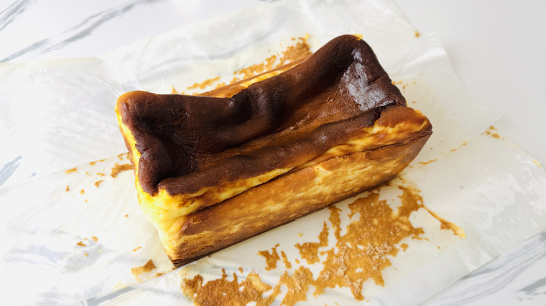 Quitar el pergamino del molde para pan de tarta de queso vasco