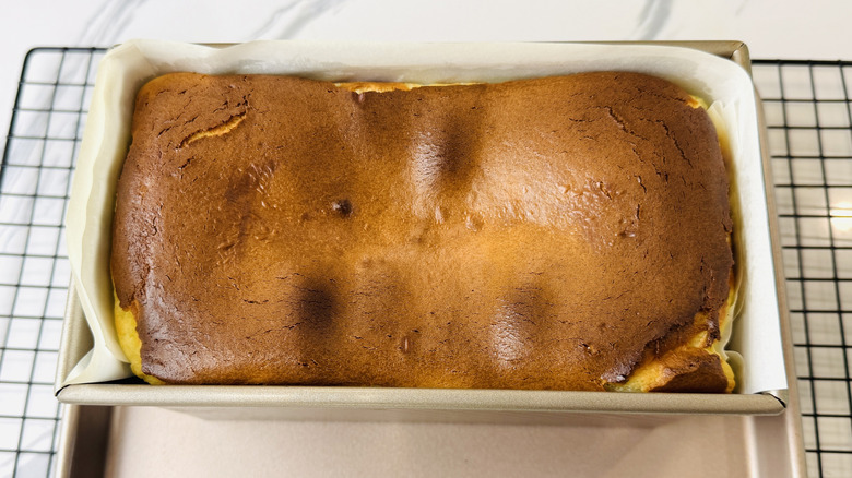 Pan de tarta de queso vasco al horno recién salido del horno