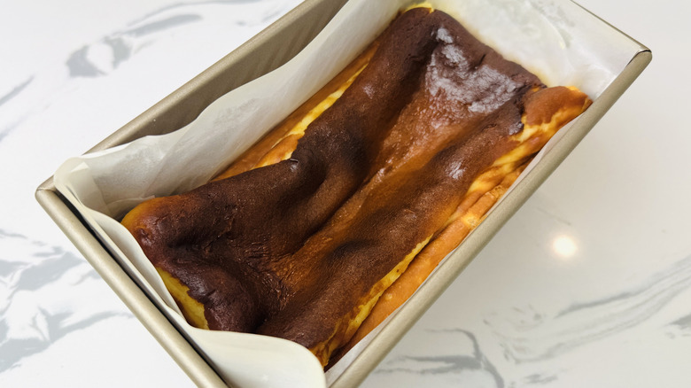 Pan de tarta de queso vasco en un molde después de enfriar