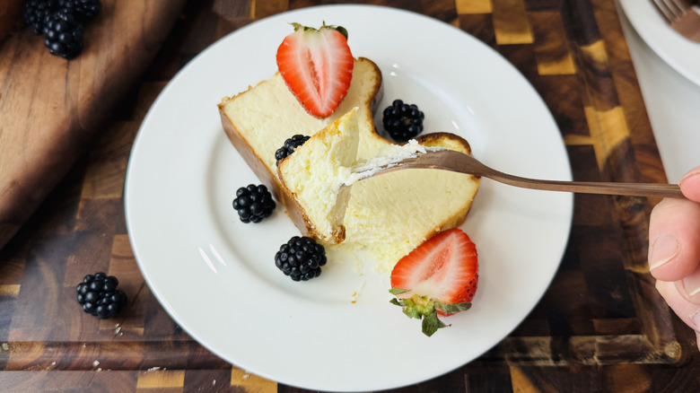Bocado de molde de tarta de queso vasca