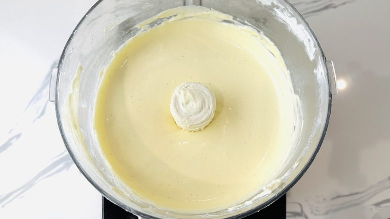 Masa de tarta de queso en procesador de alimentos