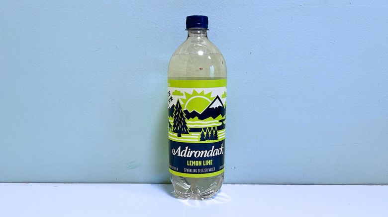 Una botella de agua mineral con gas Adirondack Lemon Lime
