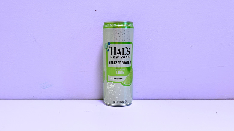Una lata de agua mineral de lima New York de Hal