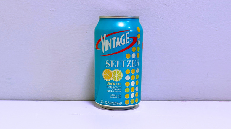 Una lata de Seltzer de lima y limón vintage