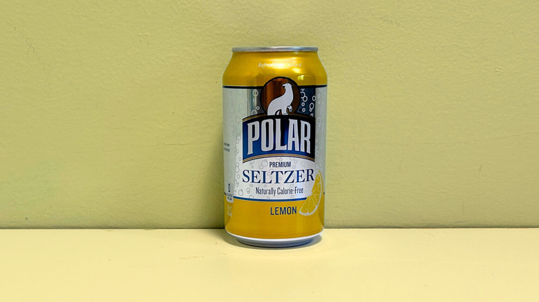 Una lata de Polar Premium Lemon Seltzer