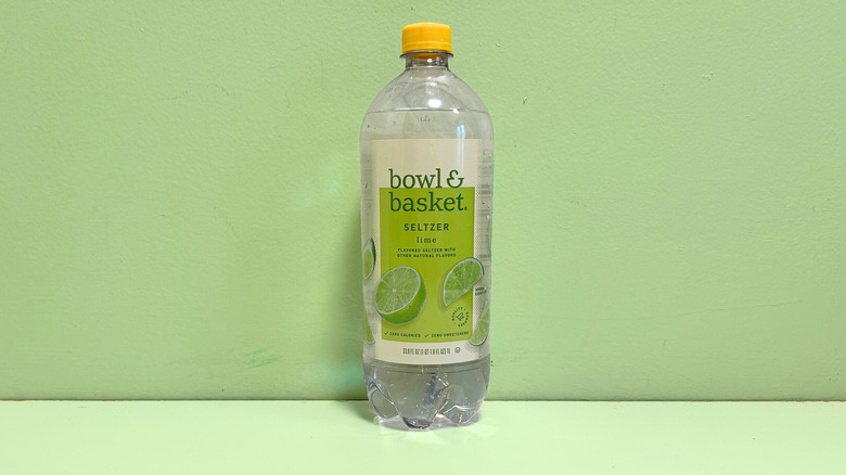 Una botella de Bowl and Basket Lime Seltzer