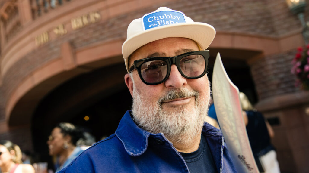 Andrew Zimmern dice que las tarántulas fritas tienen un sabor similar a este marisco