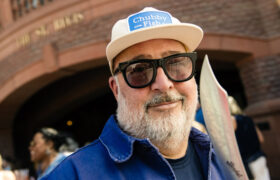 Andrew Zimmern dice que las tarántulas fritas tienen un sabor similar a este marisco