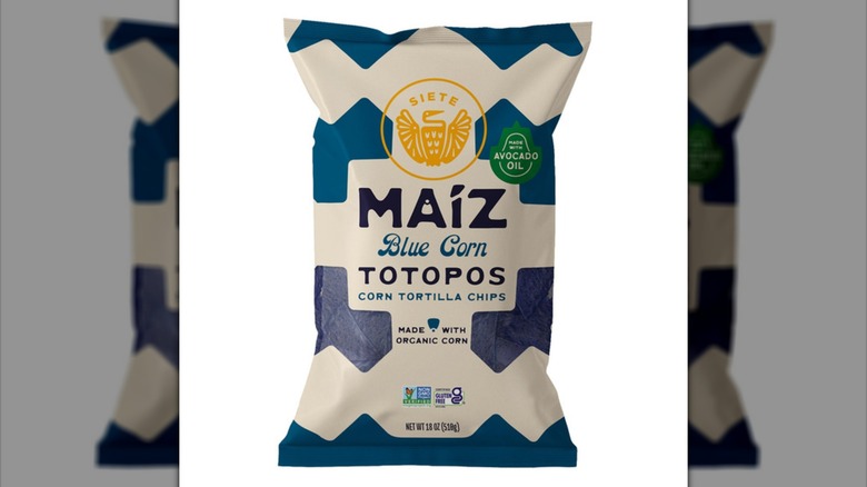 Una bolsa de chips de tortilla Totopos de maíz azul Siete Maíz