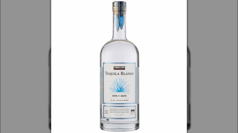 Una botella de Tequila Blanco Kirkland Signature
