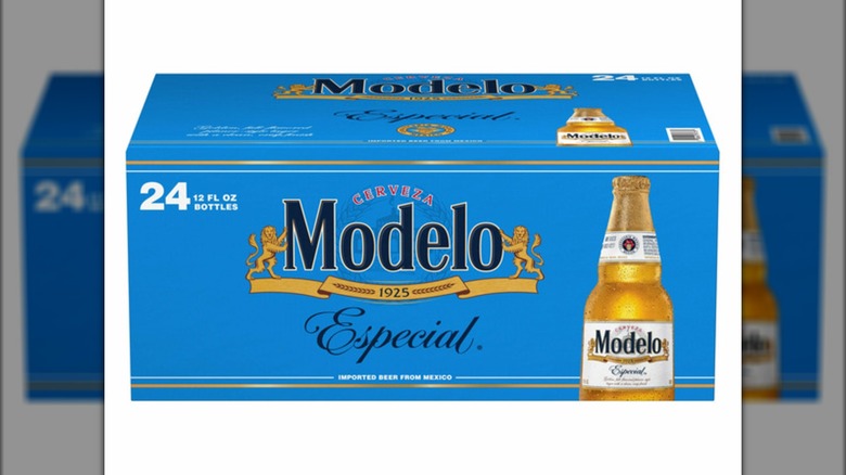Una caja de cartón azul con 24 botellas de Modelo Especial.