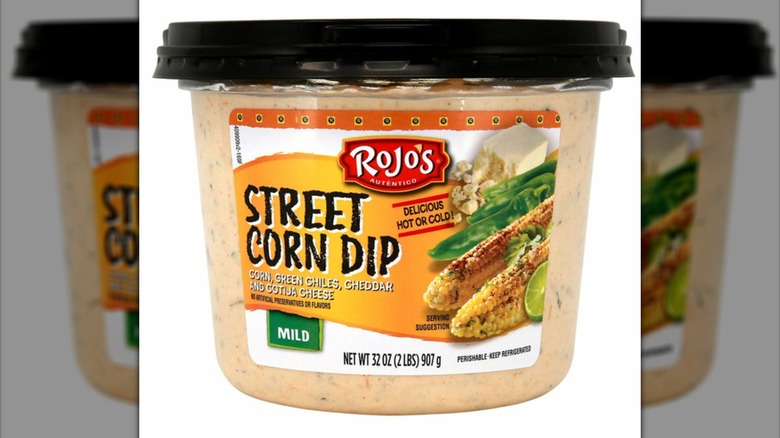 Un recipiente transparente de Rojo's Street Corn Dip