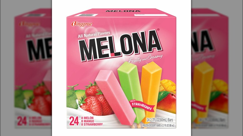 Una caja rosa de Melona Ice Bars en mango, coco y fresa