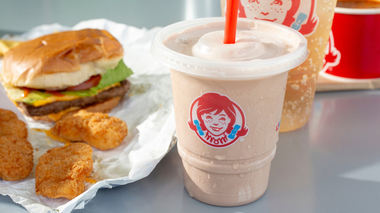 hamburguesa de wendy y nuggets con frosty en primer plano