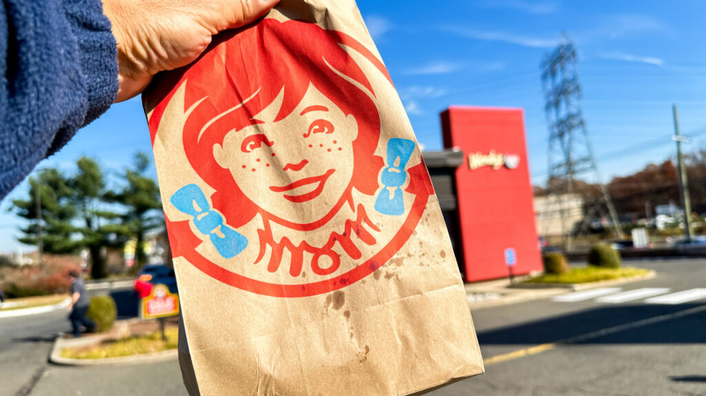 La canción de rap de los 80 que Wendy's escribió para enseñar a los empleados 'habilidades de parrilla' se quedará en tu cabeza durante días