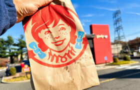 La canción de rap de los 80 que Wendy’s escribió para enseñar a los empleados ‘habilidades de parrilla’ se quedará en tu cabeza durante días